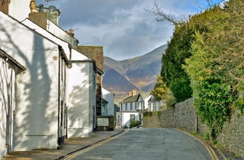 Vej gennem byen Keswick i Lake District, Cumbria i England