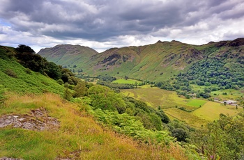 Smukt grønt landskab i Patterdale dalen, Lake District i Cumbria