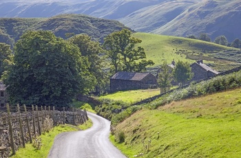 Landevej i Ullswateri Lake District, Cumbria i England