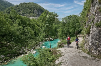 På mountainbike langs Soca-floden nær Kobarid i Slovenien