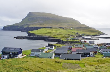 Udsigt til Eggjarklettur og Nólsoy bygd, Færøerne