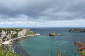 Carrick-a-Rede. Udsigt fra stien til hængbroen