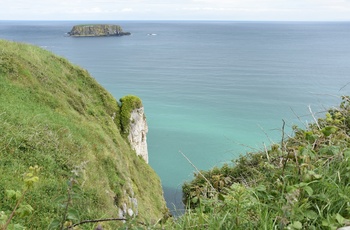 Carrick-a-Rede. Udsigt fra stien til hængbroen