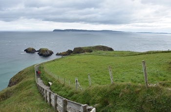 Carrick-a-Rede. Udsigt fra stien til hængbroen