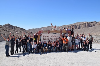 Highway 1 - Gruppebillede af mc-gruppen ved Death Valley National Park skilt