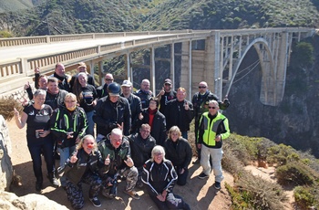 Highway 1 - Dag 10: Gruppebillede ved den ikoniske Bixby Creek Bridge