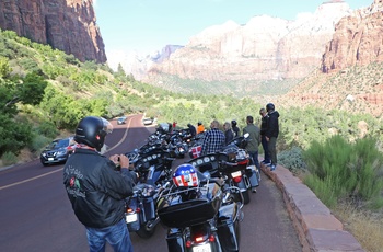 MC Route 66 og Arizona - motorcykelgruppe ved udsigtspunkt nær Zion National Park