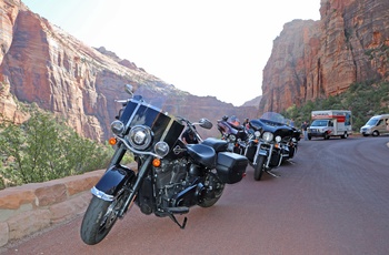 MC Route 66 og Arizona - motorcykelgruppe ved udsigtspunkt nær Zion National Park