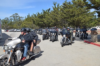 Highway 1 - Motorcykelgruppe på parkeringsplads ved Hearst Castle, Californien