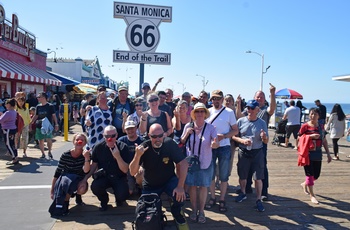 Highway 1 - Gruppebillede ved "End of the Trail" Route 66, Santa Monica