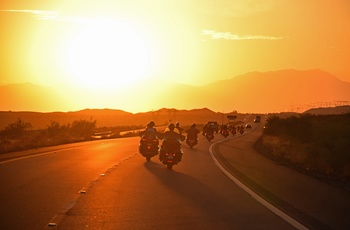 MC Route 66 og Arizona - Motorcykelkørsel i solnedgang, Californien