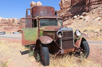 MC Route 66 og Arizona - gammele rusten veteranbil