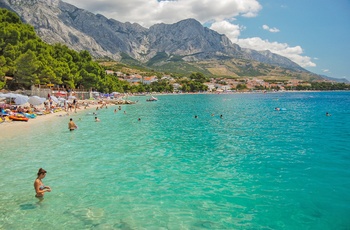 Strand ved kystbyen Baska Voda, Dalmatien i Kroatien