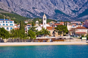 En lille strand i kystbyen Baska Voda, Dalmatien i Kroatien