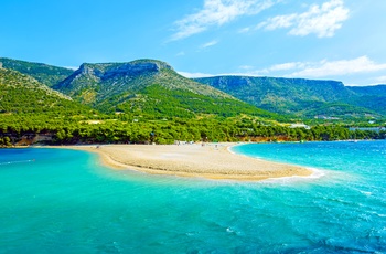 Strand og skovklædte småbjerge på Brac, Dalmatien i Kroatien