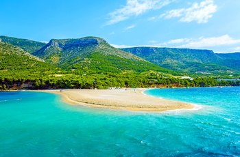 Strand og skovklædte småbjerge på Brac, Dalmatien i Kroatien
