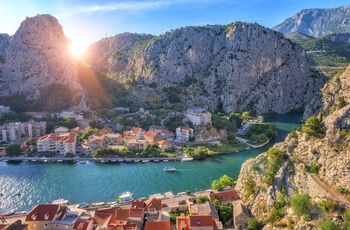 Udsigt til Omis og Certina floden, Dalmatien i Kroatien