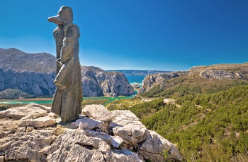 Udsigt til Omis og Certina floden, Dalmatien i Kroatien