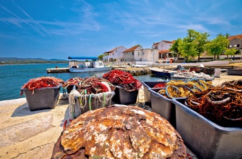 Lille havneby på øen Dugi Otok i den kroatiske skærgård, Dalmatien i Kroatien