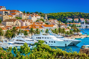 Hvar by og havn med luksus yachts, Dalmatien i Kroatien