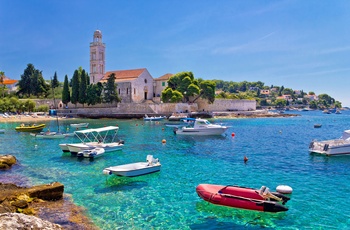 Småbåde i turkisblåt vand ved øen Hvar i Dalmatien, Kroatien