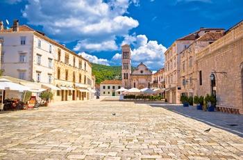 Åben plads i centrum af Hvar, Dalmatien i Kroatien