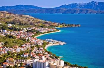 Byen Tucepi langs kyststrækningen Makarska Riviera, Dalmatien i Kroatien