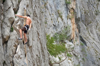 Klatring i Paklenica Nationalpark, Dalmatien i Kroatien