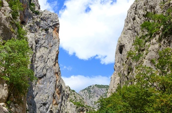 Sti gennem Paklenica Nationalpark i Dalmatien, Kroatien