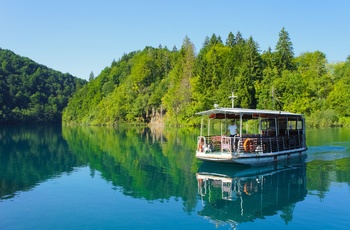 Turbåd i Plitvice Nationalpark i Dalmatien, Kroatien