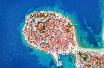 Luftfoto af kystbyen Primosten i Dalmatien, Kroatien