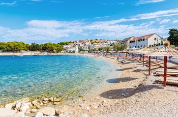 Lille stenstrand i kystbyen Primosten i Dalmatien, Kroatien