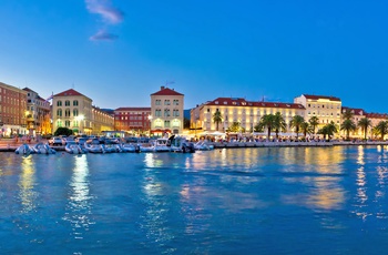 Havnepromenaden i Split om aftenen, Dalmatien i Kroatien