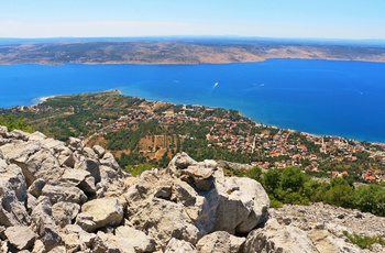 Udsigt fra Velebit-bjergene til kystbyen Starigrad-Paklencia i Dalmatien, Kroatien