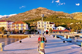Kystbyen Starigrad-Paklencia i Dalmatien, Kroatien