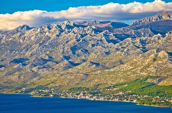 Kystbyen Starigrad-Paklencia og Velebit-bjergene i Dalmatien, Kroatien