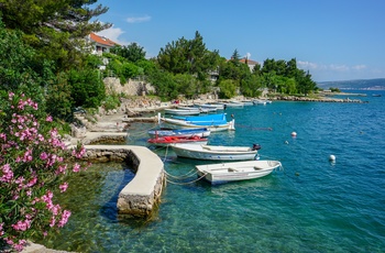 Små både langs kysten ved kystbyen Starigrad-Paklencia i Dalmatien, Kroatien
