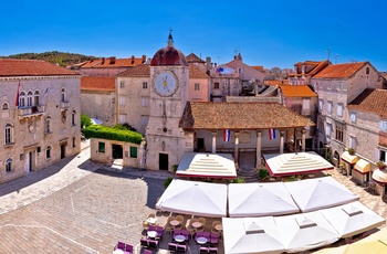 Plads med restauranter og lille kirke i Trogir, Dalmatien i Kroatien