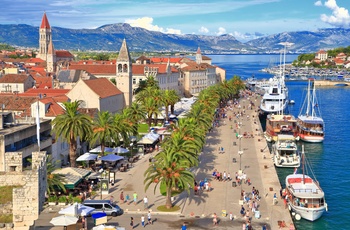 Havnepromenaden i Trogir, Dalmatien i Kroatien