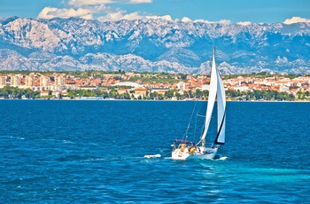 Lystsejler med udsigt til Zadar, Dalmatien i Kroatien
