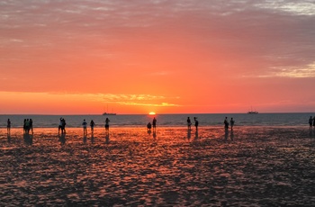 Familie og venner nyder solnedgangen på Mindi Beach i Darwin - Australien