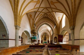 Den befæstede kirke i Hartman i Transslyvnien - Rumænien