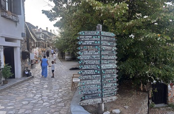 Den bilfri bjerglandsby Palaios Panteleimonas - Grækenland