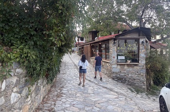 Den bilfri bjerglandsby Palaios Panteleimonas - Grækenland