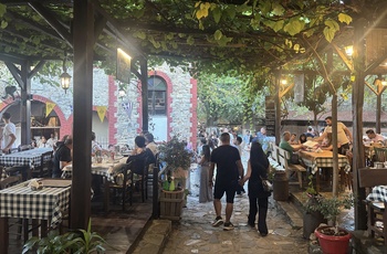 Restaurant i den bilfri bjerglandsby Palaios Panteleimonas - Grækenland