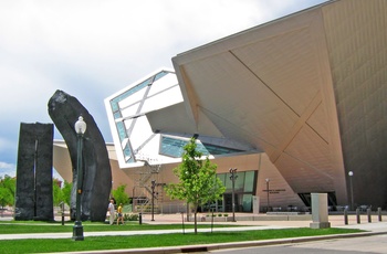 Ved siden af History Colorado Center ligger Denver Art Museum, Colorado i USA