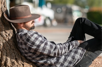 Cowboy tager sig en lille lur 