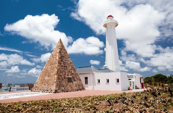 Donkin Memorial og fyrtårnet med Nelson Mandela Bay Tourism office i Port Elizabeth, Sydafrika