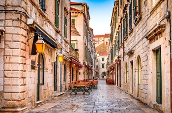 Smal gade i Dubrovniks gamle bydel, Dalmatien i Kroatien