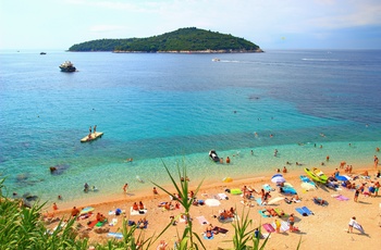 Banje stranden i Dubrovnik og udsigt til Lokrum øen, Dalmatien i Kroatien